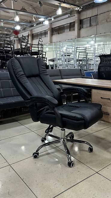 Другая мебель: Кресло руководителя выполнено в современном дизайне из износостойкой — 7