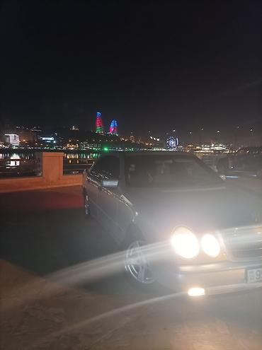 Mercedes-Benz: Mercedes-Benz E‑Class (W210) sedan – gümüş rəng. 1998 çi il 2.2 — 12