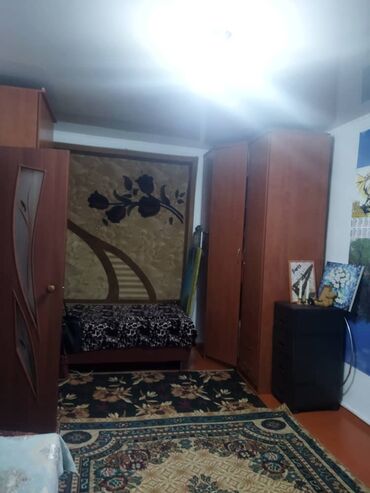 срочно продаётся 1 комнатная квартира в районе ошского рынка по улице кенсуйская: 1 комната, 30 м², Сталинка, 2 этаж, Косметический ремонт