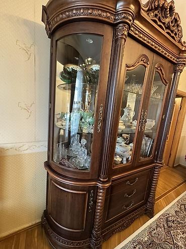 витрина шкаф: Klassik üslubda iri vitrinalı bufet - Material: masif ağac və MDF — 1