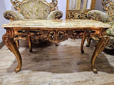 milic namestaj ugaone garniture: Klub sto u stilu Luja XVI u pozlati sa mermernom pločom od onixa