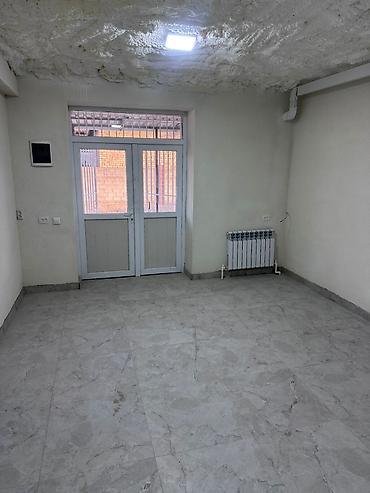 кабинеты аренда: Аренда офисов, 30 м², В жилом комплексе, 1 линия, С отдельным входом, С отдельным сан узлом — 2