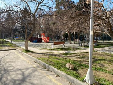 Qarajlar: Bakı, Bakıxanov qəs., 2 otaqlı, Köhnə tikili, m. Neftçilər, 50 kv. m