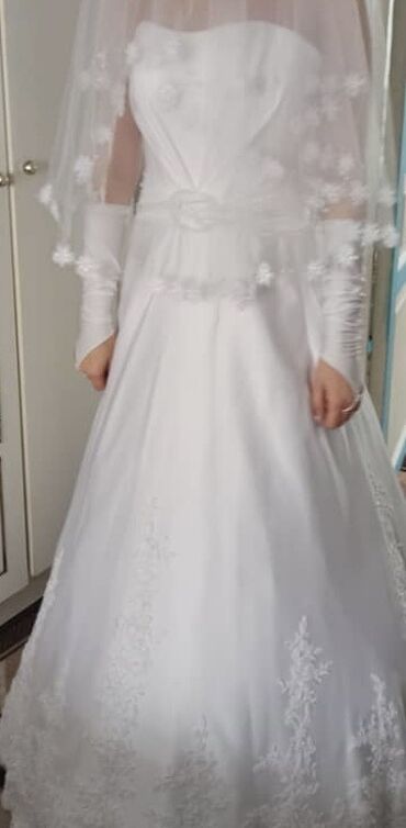 свадебное платье 50 размер: Продаю свадебное платье. Размер 38-40. В отличном состоянии. Прошу