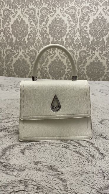 купить сумку шанель оригинал бу: СРОЧНО ПРОДАЮ БЕЛУЮ, КЛАССИЧЕСКУЮ, ПОЧТИ НОВУЮ СУМКУ. ремешок есть