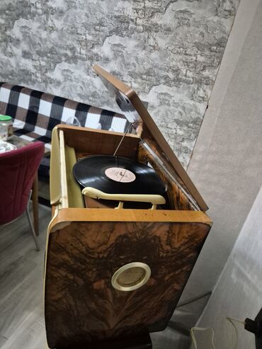 Musiqi mərkəzləri: Retro üslubda, qəhvəyi rəngdə olan bu qrammofon musiqi həvəskarları