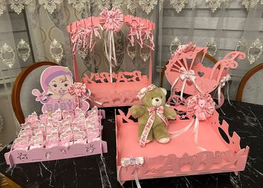 Xonça: Ağ güllərlə birlikdə 700 manata satılır.2 dəst qırmızı və mavi — 7