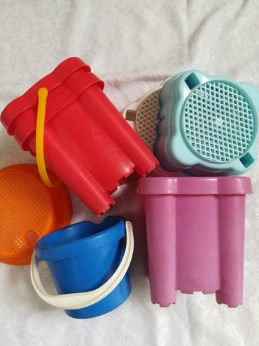 transformersi igračke: Plastične kantice sa sitom 4 kom 600 din **3 kockaste 16 visinax13 cm