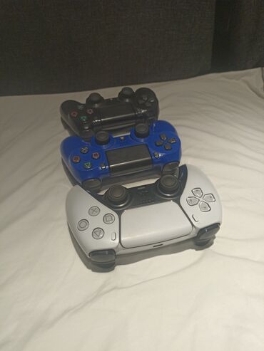 купить игровой руль дешево: Набор из трех контроллеров PlayStation: один геймпад DualSense белого
