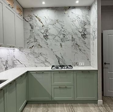 silver kitchen: Кухня «Г-образная» в классическом стиле с фасадами в нежно-салатовом и — 5