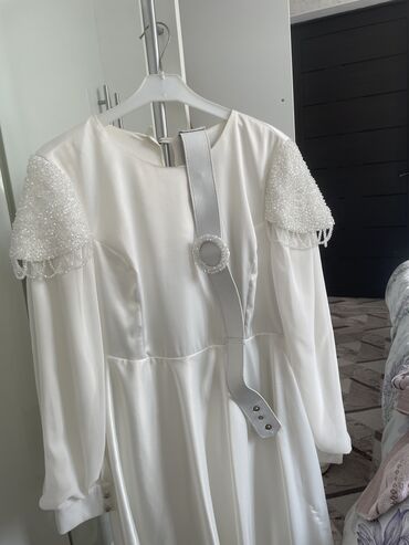 свадебные платья напрокат: Продаю белое платье в пол сшита под себя (на никях) ткань плотный