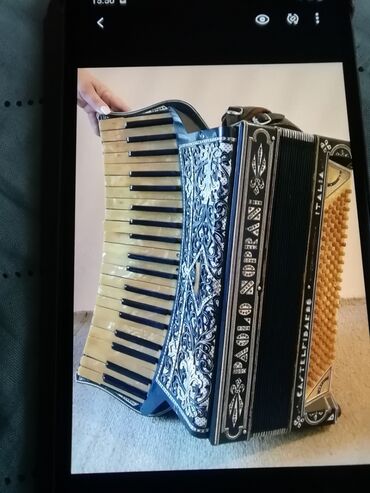 Muzički instrumenti: Harmonika klavirna Paolo Soprani stara preko sto g