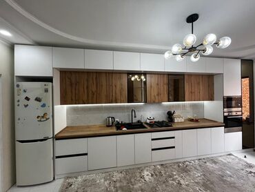 Кухонные гарнитуры: Элегантный кухонный гарнитур, выполненный в белом цвете с золотистой — 11