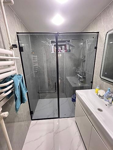 Душевые перегородки и ограждения: Стеклянные прямые душевые перегородки из закаленного стекла. Тип — 5