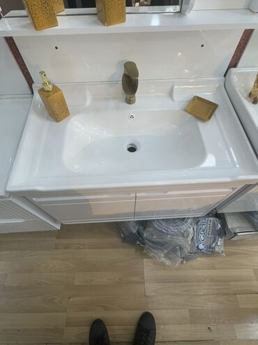 ağ sekil: Ağ rəngdə, keramika materialdan hazırlanmış, hamam otağı üçün nəzərdə