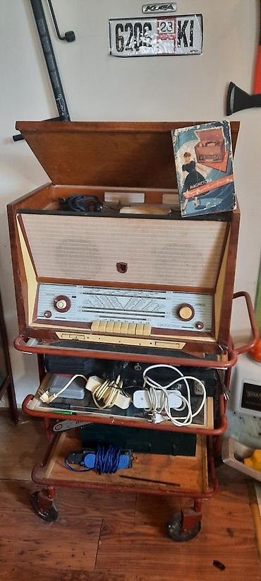 retro gramofon: Retro lampalı radio-grammofon - Korpus: taxta, üst qapaqlı klassik — 2