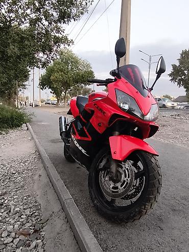 Спортивный мотоцикл Honda CBR (класс 600 куб.) в яркой красно‑черной