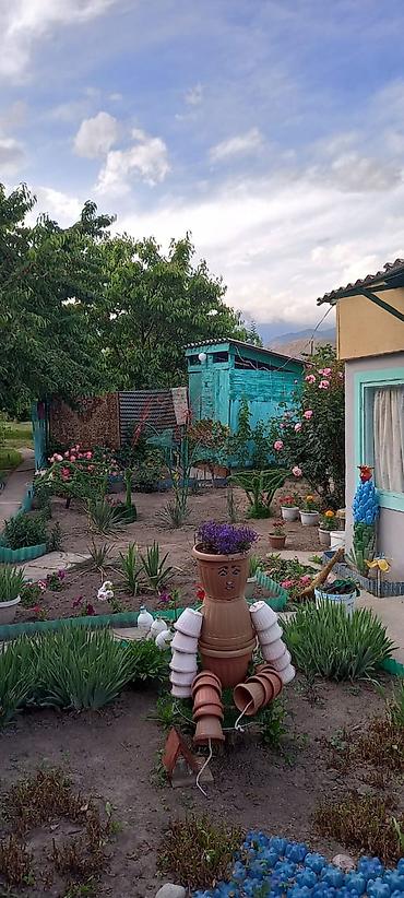 Продажа коттеджей и домов: Продаётся дом с благоустроенным двором и уютным интерьером. - Участок — 10