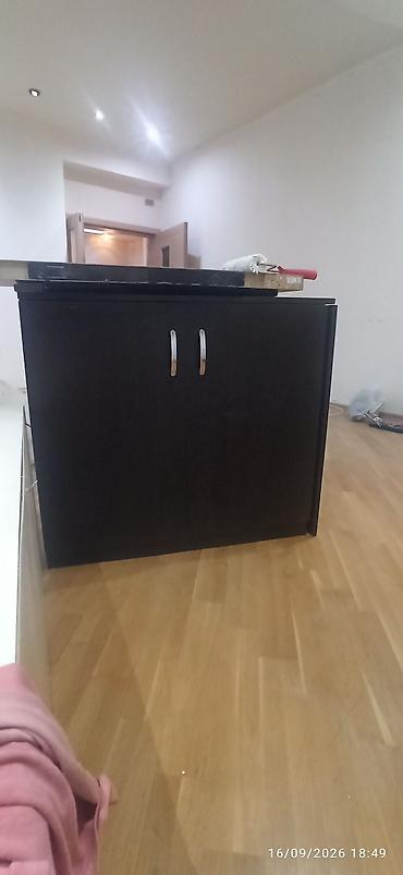 Digər dolablar: Mebel dolabı – ikitərəfli qapılı, qapılarda metal tutacaqlar. Tünd — 2