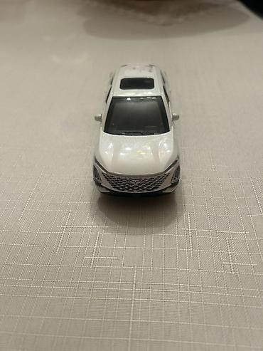 mini disk: Ağ rəngli metal oyuncaq krossover avtomobil maketi - Realistik — 2