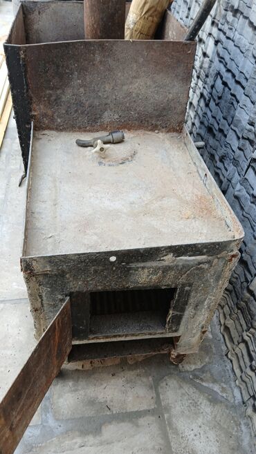 сотрудник охраны: Металлическая печь-буржуйка с выносным баком для воды и дымоходом