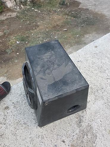 jbl dinamiki: Aktiv bas səsgücləndiricisi (subwoofer) - Korpus: taxta/kompozit, ön — 4