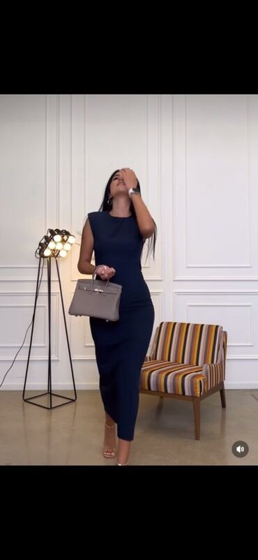 gün eynekleri: Zərif tərzli qadın üçün qolsuz, tünd lacivərt rəngdə midi don. -