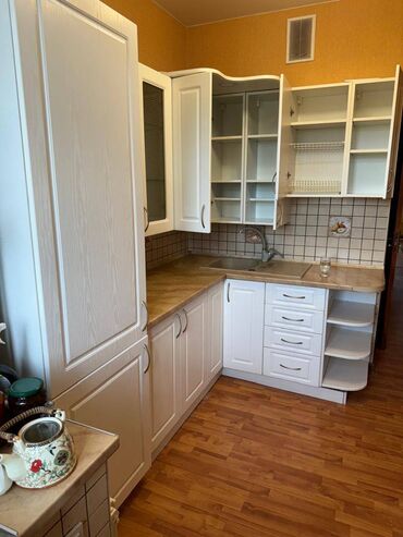 кухния мебел: Кухонный гарнитур, цвет - Белый, Б/у