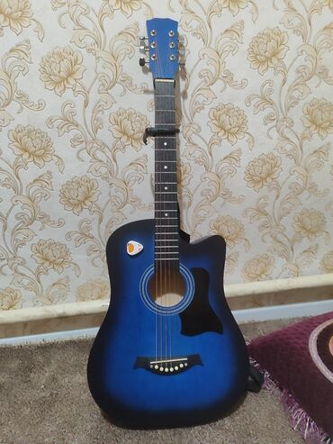 купить укулеле недорого: Акустическая гитара с вырезом (cutaway), цвет градиентный сине‑чёрный