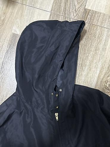 Qadın yağmurluğu – qara rəng - Model: kapüşonlu, dizə yaxın uzunluq - lalafo.az -da Qadın yağmurluğu – qara rəng - Model: kapüşonlu, dizə yaxın uzunluq -