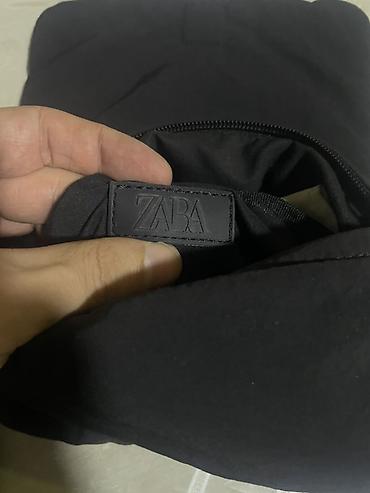Çantalar: ZARA çiyin çantası – qara rəngdə, minimal dizayn. Xüsusiyyətlər: - — 2