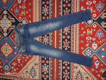 серые с потёртостями джинсы: Прямые