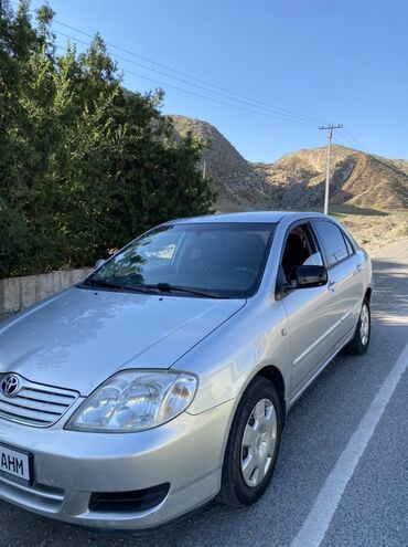 тойота 55 кузов: Toyota Corolla, серебристого цвета, является практичным седаном для