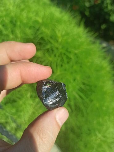 Digər kolleksiyalar: Təbii Obsidian daşı. Tamamilə təbii, emal olunmamış parlaq qara — 13