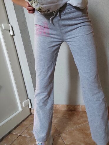 Donji deo: Trenerka siva, C&A, S — 2