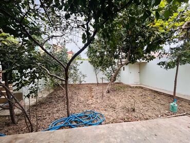 Həyət evləri və villaların satışı: Satılır: həyətli iki mərtəbəli fərdi ev Ünvan təsviri: Şəhər daxili — 11