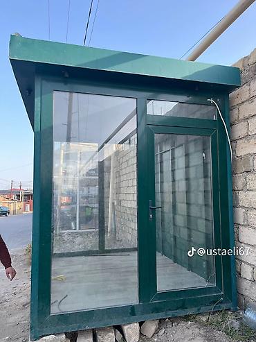 Şüşəli kiçik pavilon/kiosk - Ölçü: təxmini 2,5 x 2 m (fotolara — 2