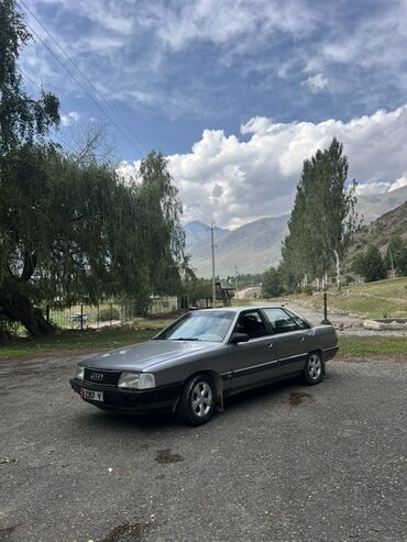 дать объявление: Седан Audi 100 серого цвета с классическим обмен бар