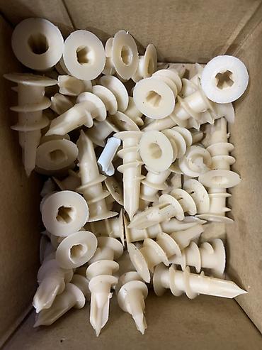 Пластиковые саморезные дюбели для гипсокартона (drywall anchors), цвет
