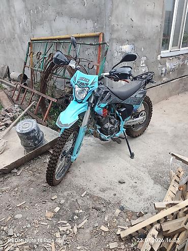мото 300: Эндуро/кроссовый мотоцикл в бирюзово‑чёрной расцветке. пробег 300км — 2
