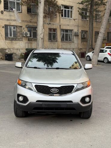 kvadrasikl satışı: Kia Sorento (gümüş rəng, 5 qapılı SUV) Xüsusiyyətlər: - Geniş və