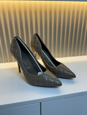 туфли красивые и удобные: Туфли, 39, Christian Louboutin, Новый, цвет - Бежевый, Платная доставка, Самовывоз