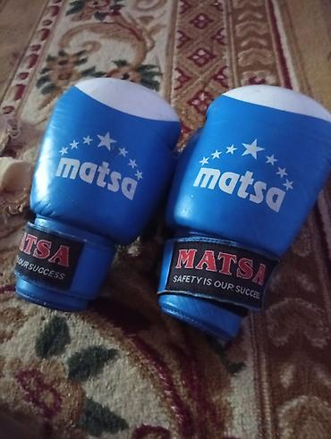 explore viva samokatlar: Matsa boks əlcəkləri – mavi rəng, üst hissəsi ağ detallı. - Marka — 1