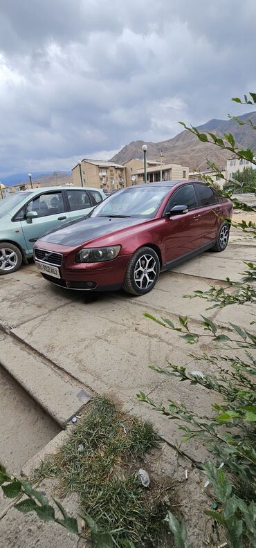 купить аварийный мотоцикл: Седан Volvo S40 красного цвета. Автомобиль оснащен стильными литыми
