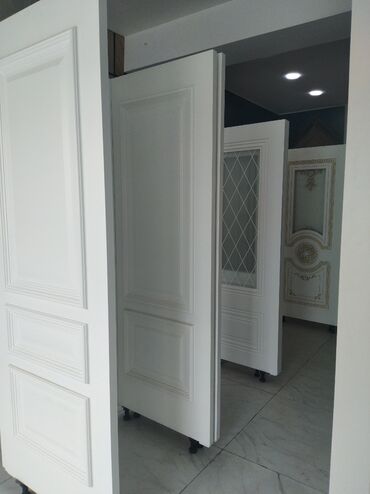 qapi pencere qiymetleri: Ağ rəngdə qapı panelləri müxtəlif interyerlərə uyğun gələn klassik