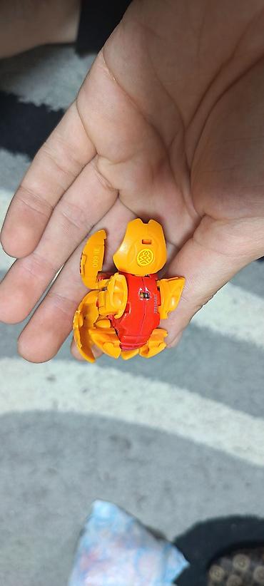 Oyuncaq fiqurlar: Bakugan top fiqur – Pyrus fraksiyası. Oyuncağın kodu şəkildə görünür — 4