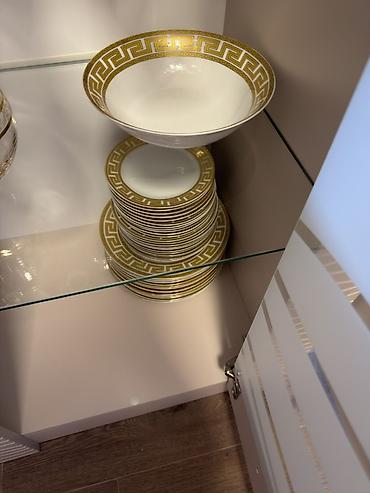 dish sets: Фарфоровый сервиз с золотым греческим орнаментом. На 12 персон — 5