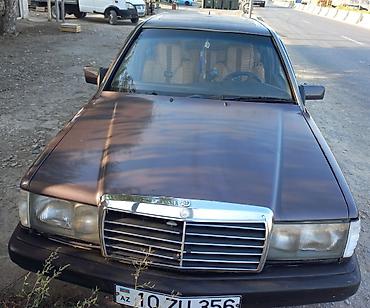 mercedes şəkilləri: Mercedes-Benz 190 (E190) sedan. Avtomobil klassik kvadrat кузов — 2