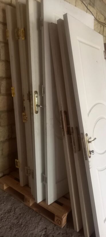 qapl pencere: Ağ rəngli usten cixma avropa qapıları yaxsi veziyetde - Material