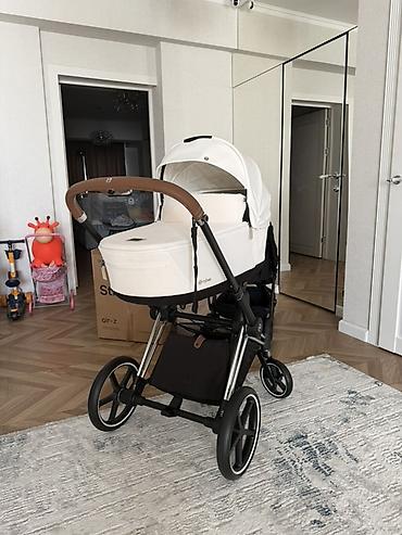 ам ням: Коляска Cybex Priam 4 Белая люлька Черный прогулочный блок Полный — 2